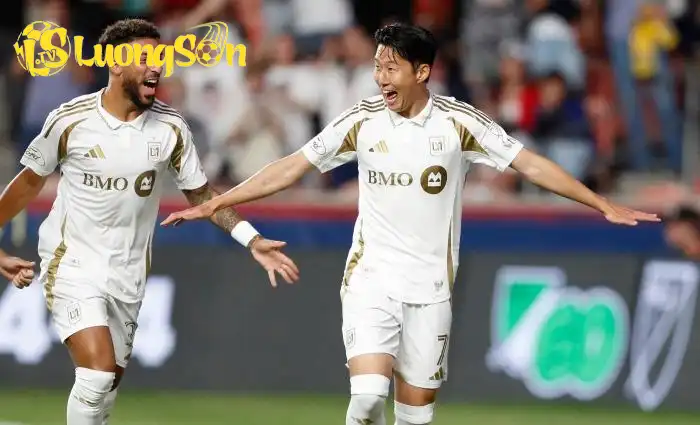Son Heung Min lại tỏa sáng với cú hat-trick (Ảnh: GOAL)