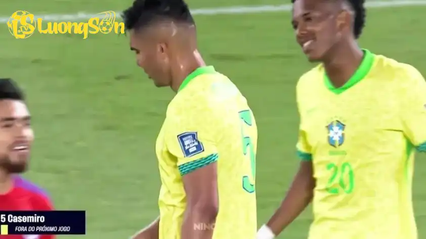 Casemiro 'chỉnh' đàn em rồi lạnh lùng rời đi, Estevao chỉ biết cười trừ. (Ảnh: Nền tảng X)