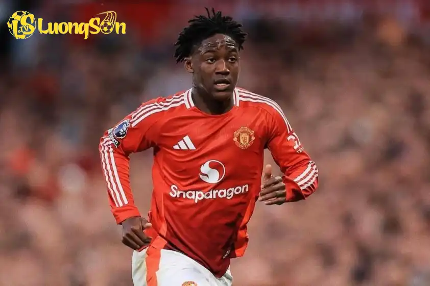 Quyết định đi hay ở của Mainoo khiến Amorim và BLĐ MU mâu thuẫn.