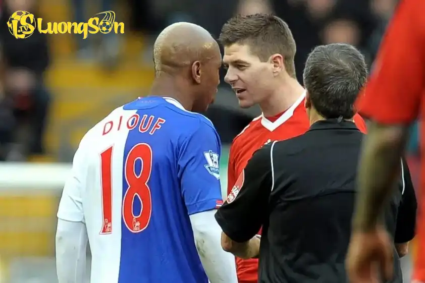 Cựu cầu thủ này có mâu thuẫn lớn với huyền thoại Steven Gerrard (Ảnh: SkySport)