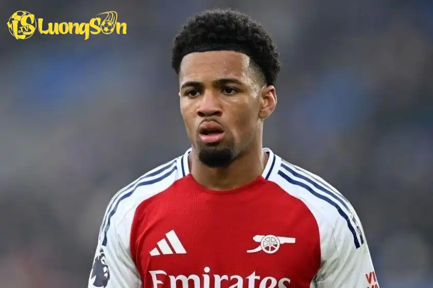 Nwaneri đang thua thiệt quá nhiều về các tình huống tranh chấp. Nwaneri đang thua thiệt quá nhiều về các tình huống tranh chấp.