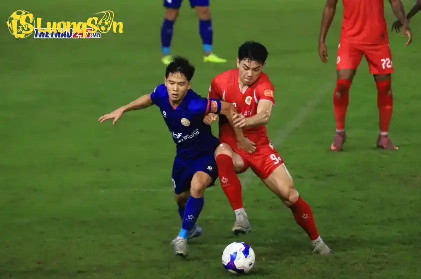 Cả 2 có nhiều pha tranh chấp trong trận đấu