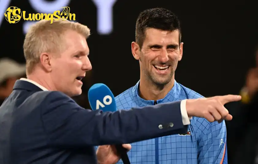 Novak Djokovic và huyền thoại Jim Courier tại Australian Open 2023.
