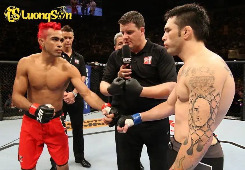 Godofredo Pepey (trái) và Rony Jason trong trận đấu tại UFC năm 2012.
