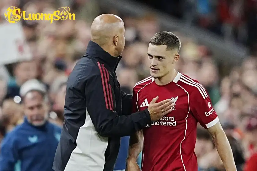 Arne Slot tin rằng Wirtz là một cầu thủ đa năng, có thể chơi mọi vị trí trên hàng công (Ảnh: The Independent). Arne Slot tin rằng Wirtz là một cầu thủ đa năng, có thể chơi mọi vị trí trên hàng công (Ảnh: The Independent).