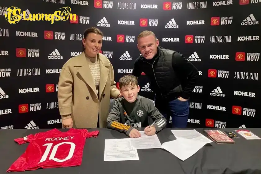 Kai Rooney gia nhập học viện bóng đá của Man United lúc 11 tuổi.