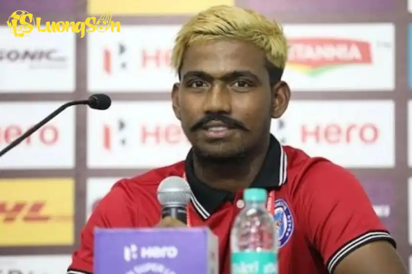 Vụ bê bối gian lận khiến Mukhi phải nhận án phạt cấm thi đấu bóng đá trong 6 tháng.