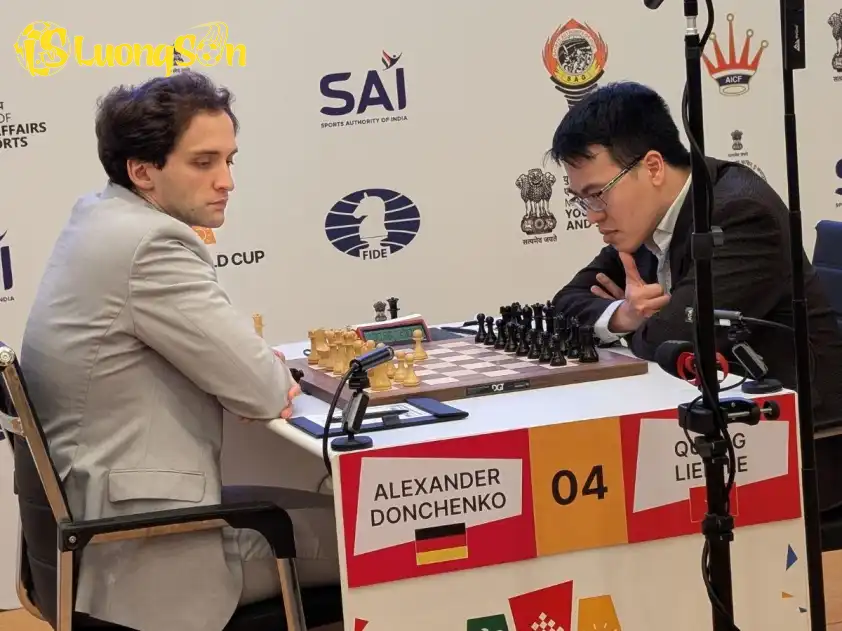 Lê Quang Liêm và Alexander Donchenko tại World Cup cờ vua năm nay.