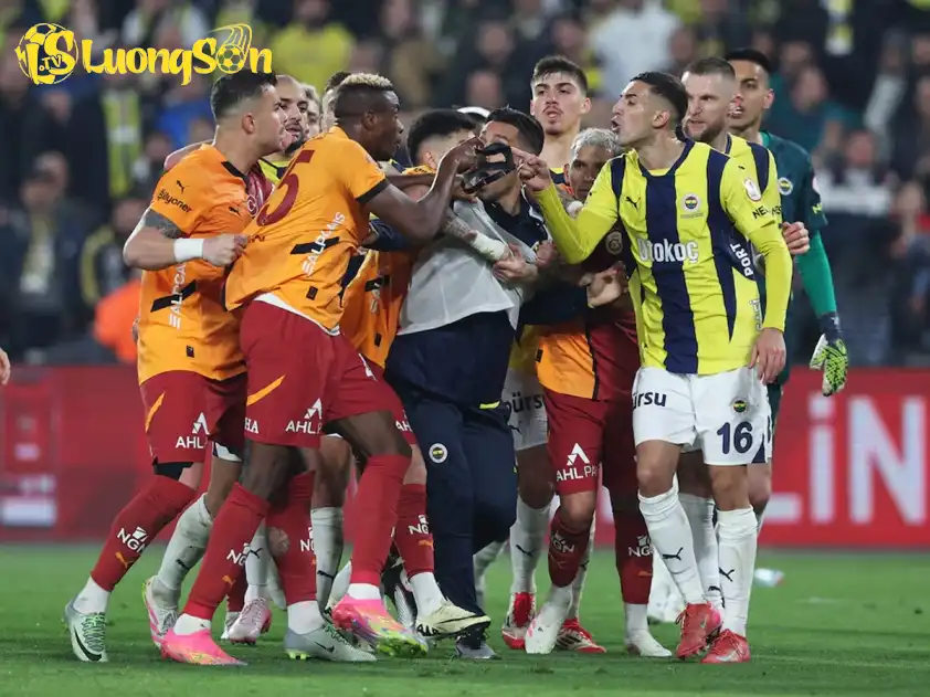 Fenerbahce và Galatasaray đang là hai đội bóng dẫn đầu Super Lig Fenerbahce và Galatasaray đang là hai đội bóng dẫn đầu Super Lig