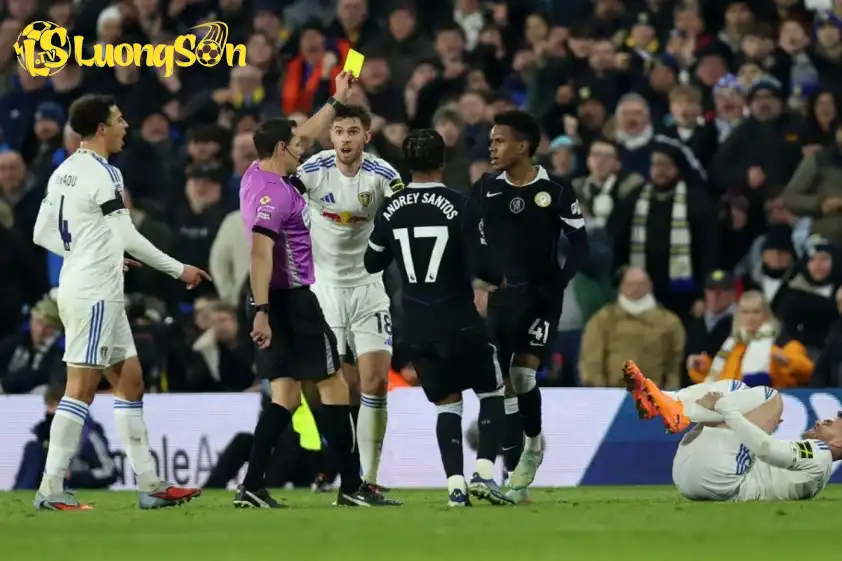 Estevao đã nhận thẻ vàng trong hiệp 1 và bị thay ra sau giờ nghỉ giải lao